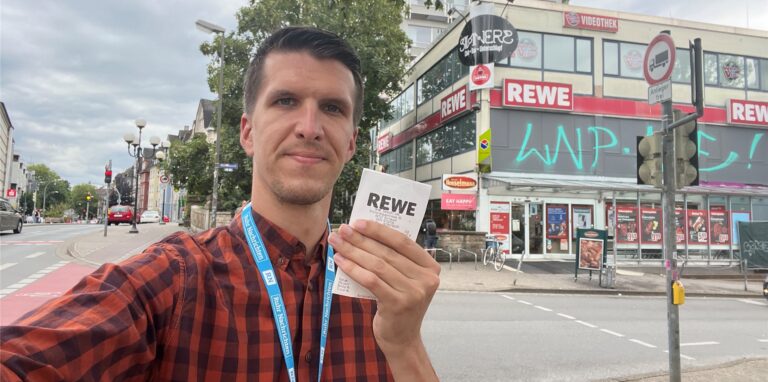 Redakteur Kevin Kindel steht vor dem Rewe-Markt an der Möllerbrücke.