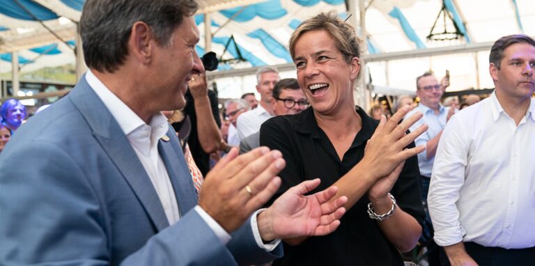 Hernes Oberbürgermeister Dr. Frank Dudda klatscht mit der stellvertretenden NRW-Ministerpräsidentin Mona Neubaur im Festzelt bei der Eröffnung der Cranger Kirmes.