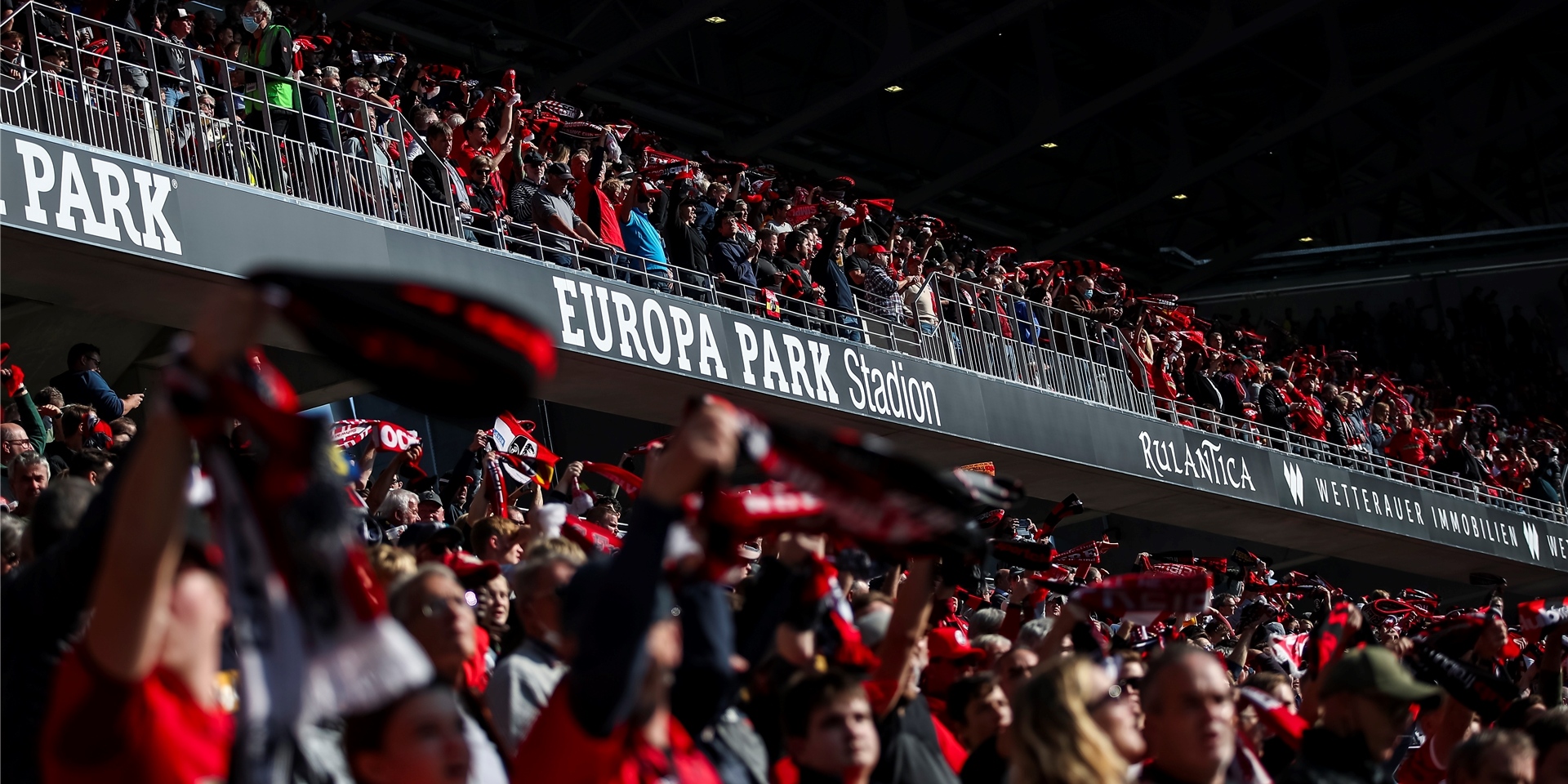 Fans im Europa-Park Stadion des SC Freiburg.