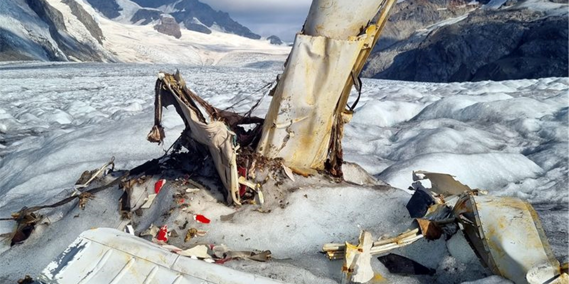 Die Trümmer eines 1968 abgestürzten Kleinflugzeugs liegen auf dem schmelzenden Aletschgletscher in den Walliser Alpen.