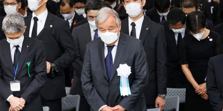 Antonio Guterres (M), Generalsekretär der Vereinten Nationen, hält eine Schweigeminute für die Opfer des Atombombenabwurfs