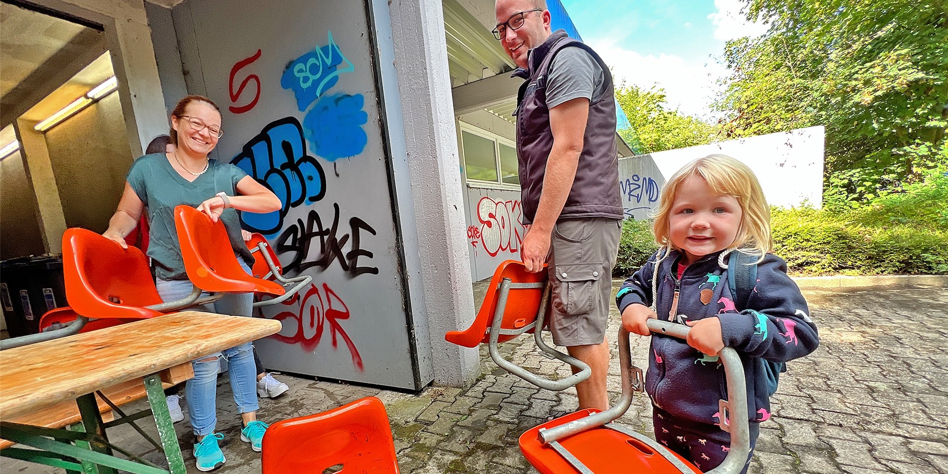 Auch Paula (4) sicherte sich eine Sitzschale aus der Eishalle.
