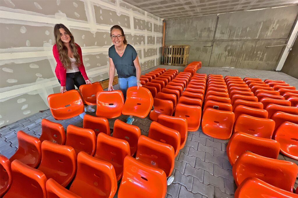 Michelle Eckmann (links) und Mareike Bätge bereiteten die Sitzschalen aus der Eissporthalle Unna in einer Garage für die Abgabe vor. Michelle Eckmann (links) und Mareike Bätge bereiteten die Sitzschalen aus der Eissporthalle Unna in einer Garage für die Abgabe vor.
