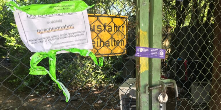 Betreten verboten: Am Tag nach dem Brand hatte die Polizei das Gelände, auf dem es gebrannt hatte, versiegelt.