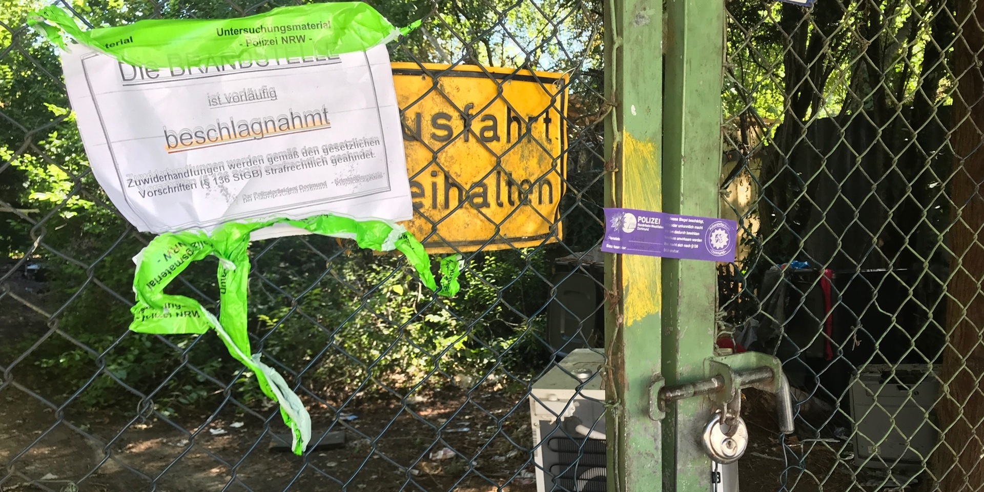 Betreten verboten: Am Tag nach dem Brand hatte die Polizei das Gelände, auf dem es gebrannt hatte, versiegelt.