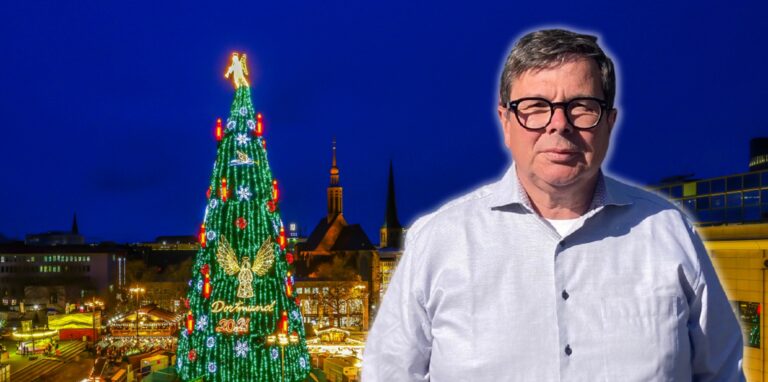 Patrick Arens, Vorsitzender des Dortmunder Schaustellervereins Rote Erde vor der Kulisse des beleuchteten Dortmunder Weihnachtsmarktes.