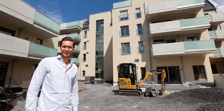 Die Villa Möcking an der Nordstraße, hier mit Projektleiter Maximilian Kirchhoff,  ist ein Beispiel dafür, wie sich Innenstädte wandeln: Statt Einzelhandelsstandort gibt es jetzt mehr Raum fürs Wohnen.