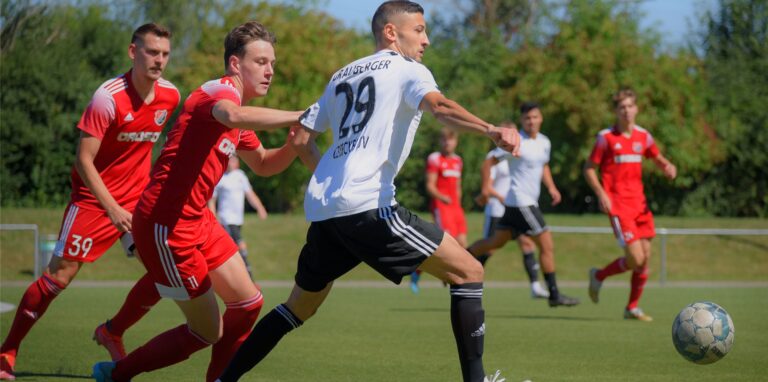 Zweikampf im Testspiel zwischen dem SC Berchum/Garenfeld und dem Geisecker SV mit Geiseckes Eugen Grauberger (re.).