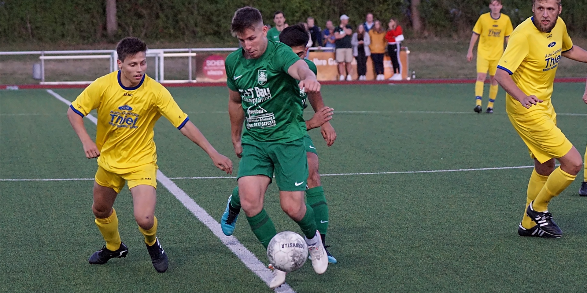 Doppeltorschützen Maximilian Rolf (in Gelb) und der SV Herbern und Noel-Martin Klein (in Grün) und der SuS Oberaden trennten sich mit 2:2.