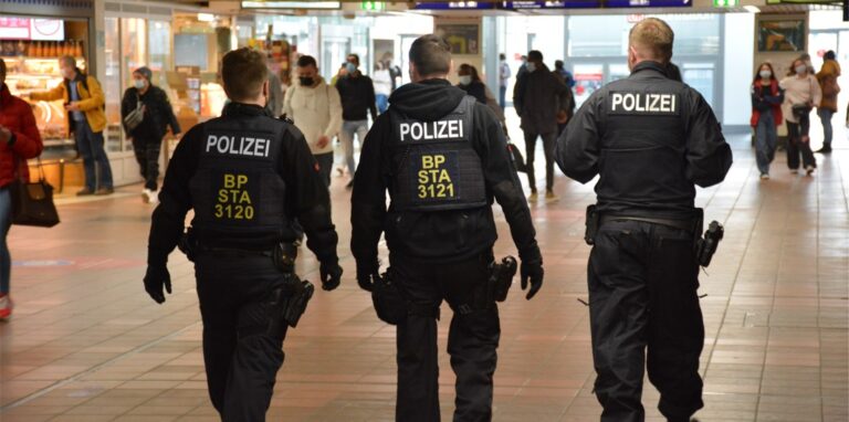 Bundespolizisten haben einen Mann festgenommen, der sich mehrmals nackt vor verschiedenen Frauen gezeigt habe.