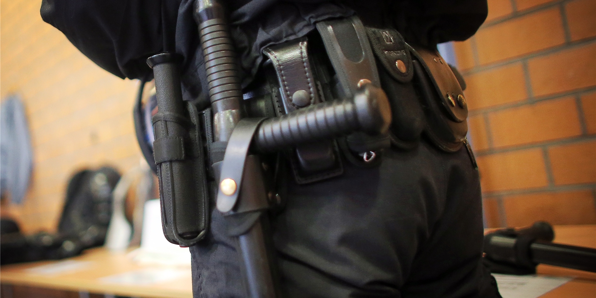Ein Schlagstock am Gürtel eines Polizisten: Eine Dortmunderin hat nach einem Discobesuch randaliert und versucht, Polizisten den Schlagstock zu entwenden. Später verletzte sie Polizistinnen auf der Wache.