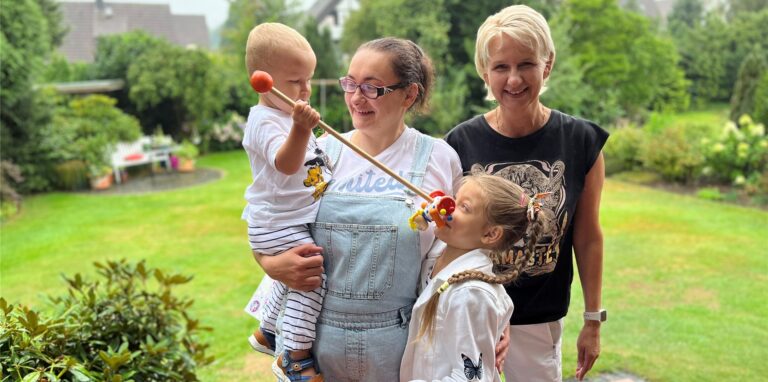 Sylvia Stadtmann (r.) ist Patin von der Ukrainerin Anna (Mitte) und ihren Kindern Emir (l.) und Emiliia (r.). Sie unterstützt die Familie dabei, in ihrer neuen Heimat Schwerte richtig anzukommen.