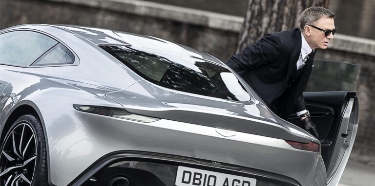Schauspieler Daniel Craig steigt aus einem Aston Martin.