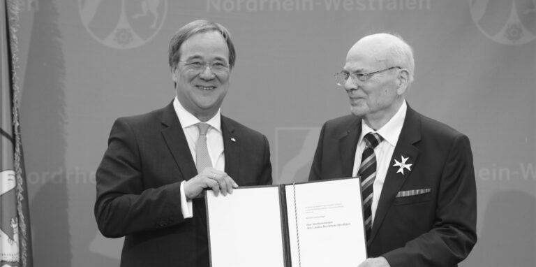 Im Jahr 2019 zeichnete der damalige Ministerpräsident von NRW, Armin Laschet (l.), den langjährigen Regierungspräsidenten Richard Grünschläger mit dem Landesverdienstorden aus. Grünschläger starb bereits am 22. Juni im Alter von 92 Jahren.
