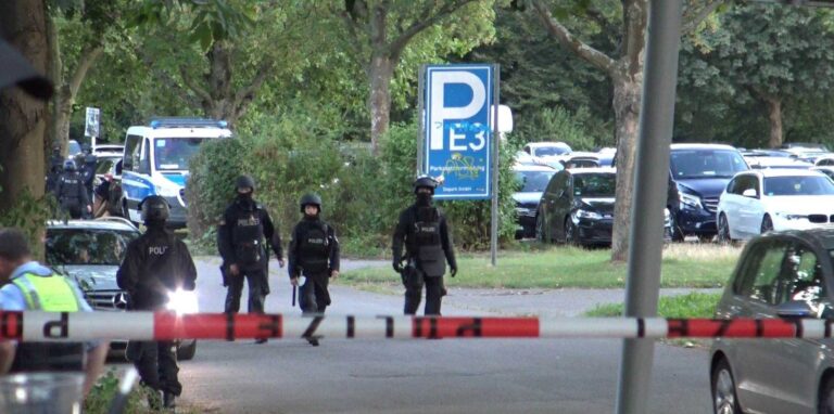 Polizisten laufen über einen Parkplatz in der Nähe des BVB-Stadions.