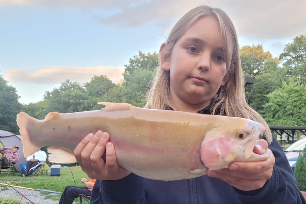 Eine Goldforelle war der erste Fisch, den Neuling Phil am Haken hatte. Eine Goldforelle war der erste Fisch, den Neuling Phil am Haken hatte.