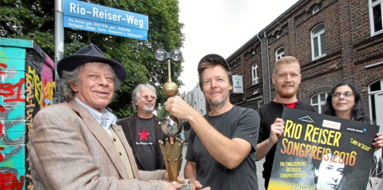 Rio Reisers Bruder und späterer Nachlassverwalter Peter Möbius (l.) lebte bis zu seinem eigenen Tod 2020 in Unna. Hier im Bild stellt er die Siegertrophäe für den Rio-Reise-Songpreis vor, die das Unnaer Künstlerpaar Frauke und Dietmar (2.v.l.) Nowodworski entworfen hat.