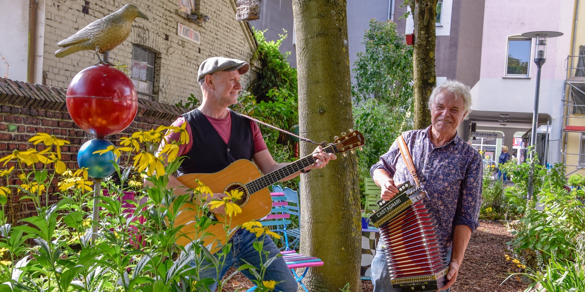 Eddi Arndt (links) und Thomas Hecking sind „The Neckbellies“. Sie musizieren am 13. August vormittags im Garten Mille Fiori.