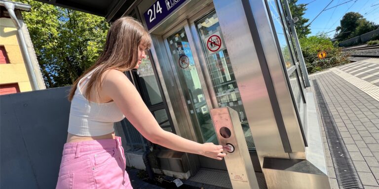 Lara Derksen aus unserer Redaktion testet, ob der wochenlang defekte Aufzug wieder funktioniert. Der Lift ist nach der Reparatur nun wieder einsatzbereit.