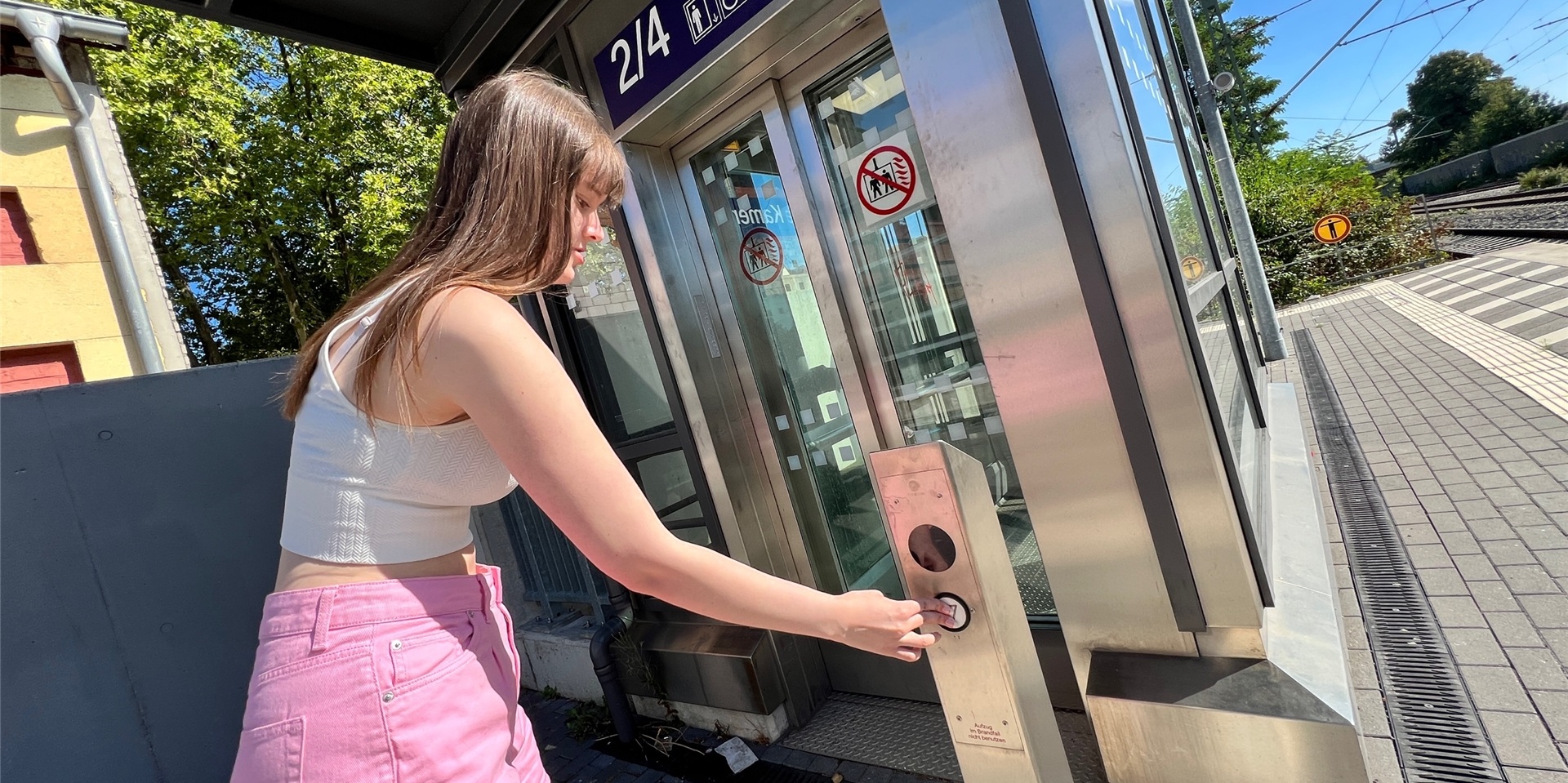 Lara Derksen aus unserer Redaktion testet, ob der wochenlang defekte Aufzug wieder funktioniert. Der Lift ist nach der Reparatur nun wieder einsatzbereit.