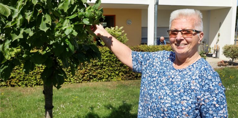 Bärbel Filthaut im Garten vor ihrer altersgerechten Wohnung am Pastoratsfeld in Methler. Vor mehr als zehn Jahren zog sie dort ein. „Ich haben es seitdem nicht bereut“, sagt die 73-Jährige.
