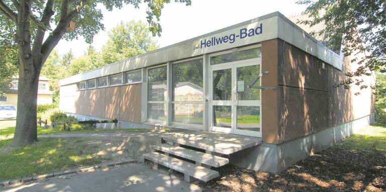 Außenansicht vom Hellweg-Bad in Lünern bei Sonnenschein.