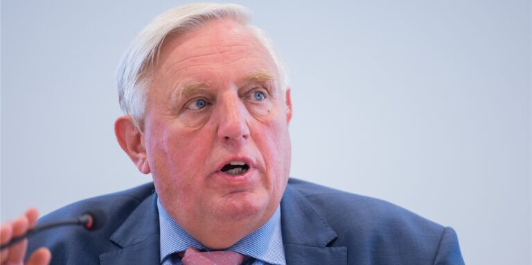 Karl Josef Laumann (CDU), Gesundheitsminister von Nordrhein-Westfalen, stellt auf einer Pressekonferenz einen neuen Krankenhausplan vor.