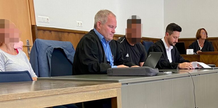 Szene aus dem Gerichtssaal: Die beiden Angeklagten werden von Hami Civil und Karsten Possemeyer verteidigt.