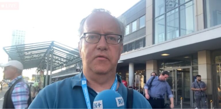 Unser Reporter Oliver Volmerich berichtet im Live-Video.