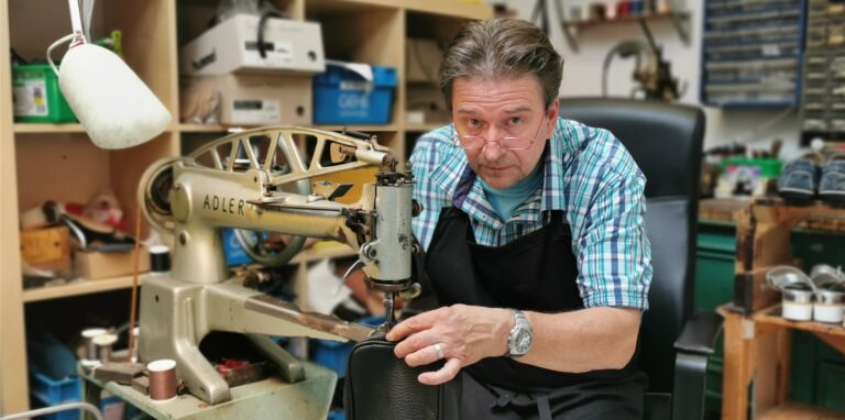 Maschinen und Werkzeuge, mit denen Schuhmacher Frank Meiritz arbeitet, sind teilweise rund 100 Jahre alt und funktionieren bis heute tadellos.