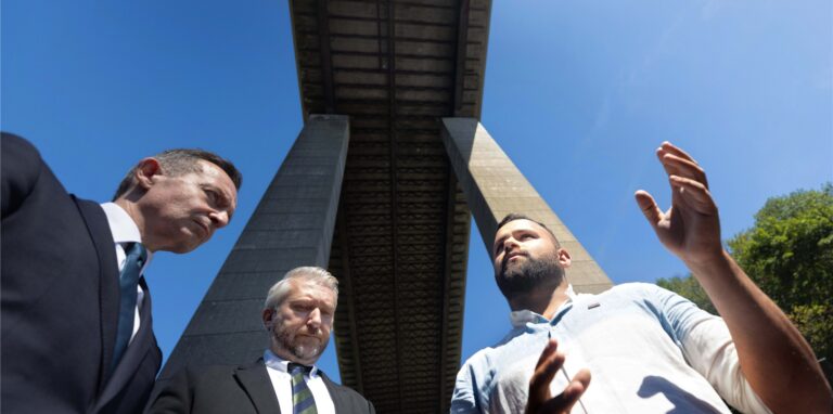 Bundesverkehrsminister Volker Wissing (l., FDP), und Sebastian Wagemeyer (M.), Bürgerbeauftragter und Bürgermeister von Lüdenscheid, besuchen die gesperrte Talbrücke Rahmede.