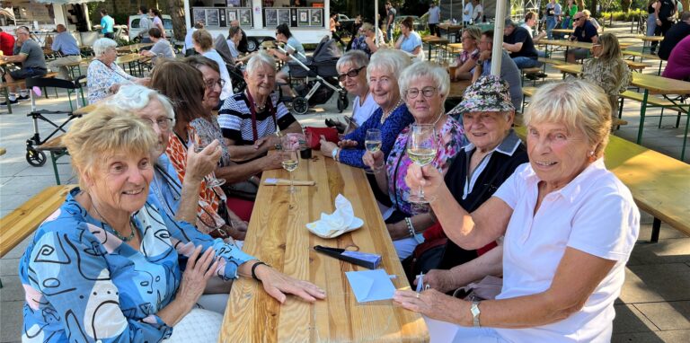 Eine Frauen-Stammtischrunde aus Lichtendorf hat es sich auf dem Holzwickeder Marktplatz gemütlich gemacht. Der Streetfood-Markt kommt bei ihnen gut an. Ein Besuch ist bei ihnen inzwischen stets vorprogrammiert.