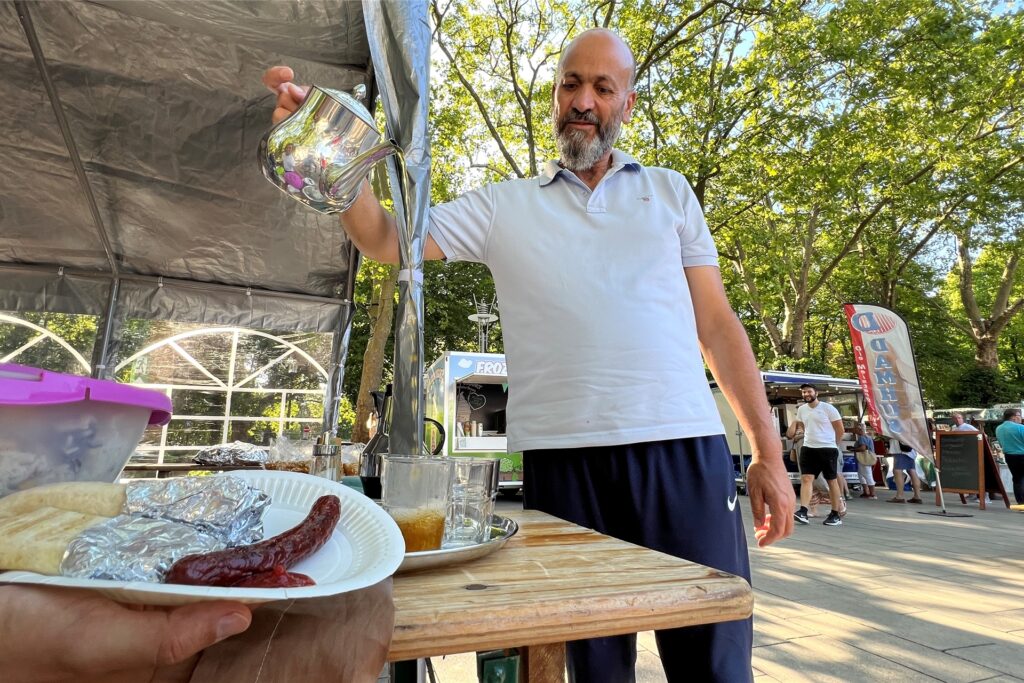 Die kulinarischen Spezialitäten auf dem Holzwickeder Streetfood-Markt waren international: Sie reichten von italienischen Speisen, Frozen Joghurt, Currywurst und Reibekuchen bis hin zu orientalischen Spezialitäten vom Grill (Bild). Wer ein Heißgetränk wollte, bekam dort auch einen Tee.