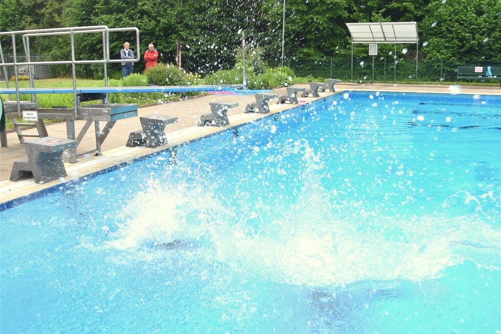 Viel Action & Fun versprechen die Organisatoren beim Fröndenberger Jugendtag 2022 im Freibad Dellwig. Da geht es sicherlich wieder rund im und um das Becken. Natürlich übernimmt die DLRG die Aufsicht und sorgt für Sicherheit.