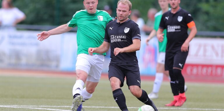 Julian Wilhelm (l.) und die SG Selm starten gegen Fortuna Schapdetten in die Saison.