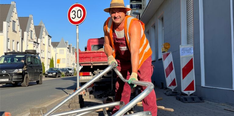 Bauarbeiter von der Firma Martin Sutoris installierten am Freitag nahe der Kreuzung von Rausinger Straße und Nordstraße die neuen Fahrradständer.