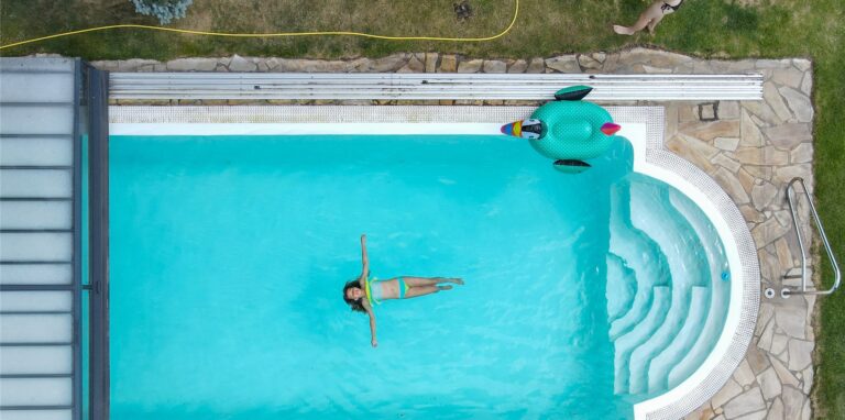 Ein Mädchen schwimmt in einem Pool.
