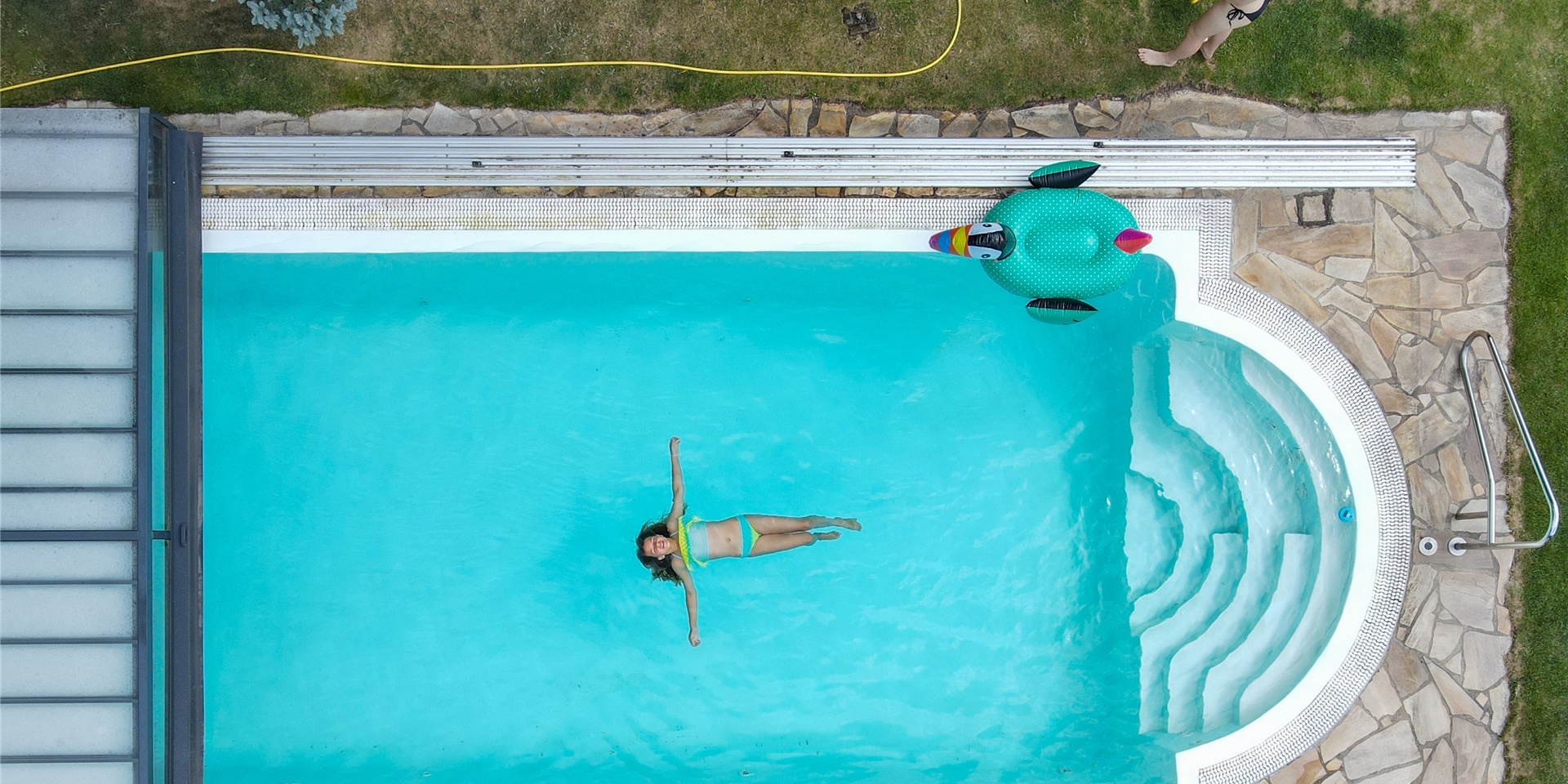 Ein Mädchen schwimmt in einem Pool.
