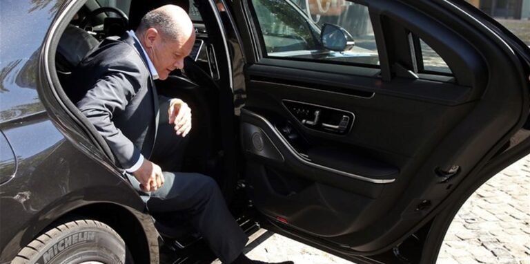 Bundeskanzler Olaf Scholz (SPD) steigt in Berlin aus seinen Dienstwagen.