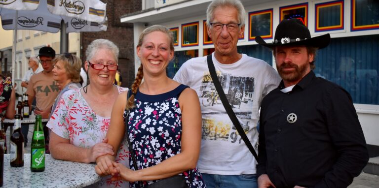 Das Chuck-Norris-Double Claude Olinger (mit Besuchern) war beim Heerener Sommer zu Gast.