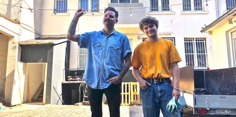 Da oben gehts hin: In der ersten Etage mit Balkon wird das Tonstudio eingerichtet. Menny Leusmann und Conrad Rehkemper von Monkey Moon freuen sich auf den zukünftigen Standort.