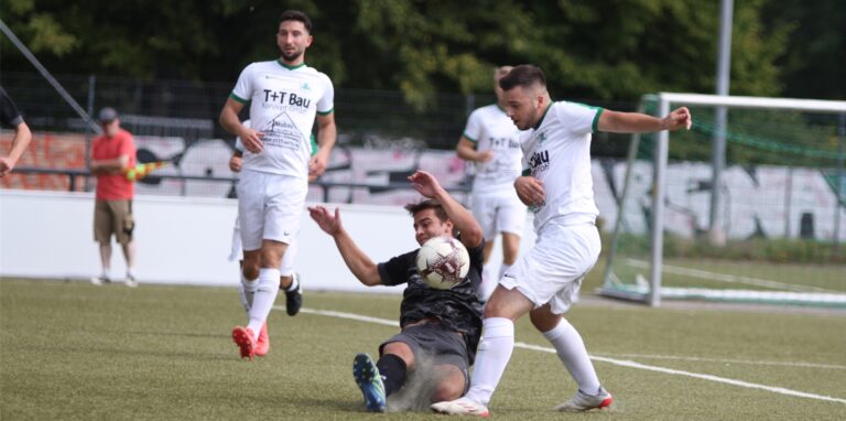 Talha Gökkaya (l.) vom SuS Oberaden wird hier zwar von Benedikt Zinter und dem PSV Bork gestoppt, am Ende siegte der Favorit dennoch.