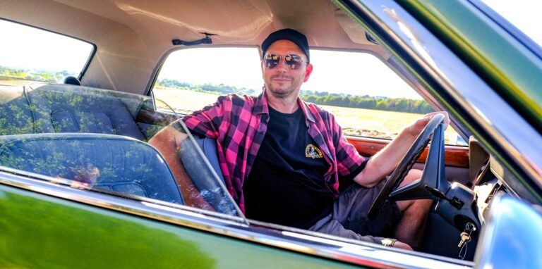 Peter Godde aus Recklinghausen sitzt in seinem 50 Jahre alten Ford Taunus.