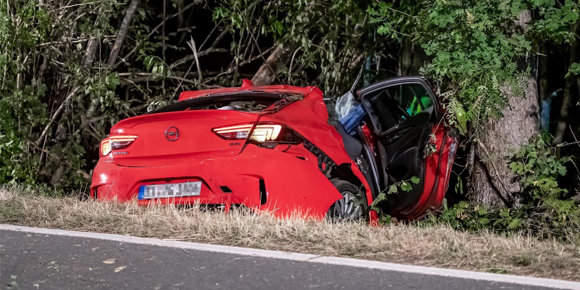 Ein Auto liegt nach einem Unfall im Graben neben der Straße.