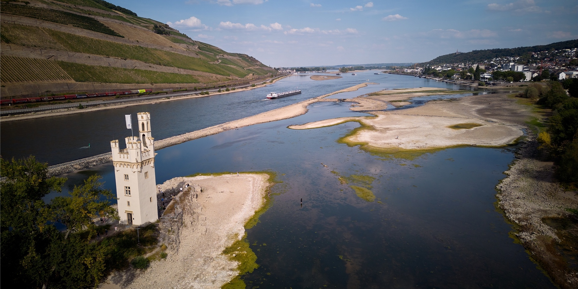 Bei Bingen ist eine Insel im Rhein aufgrund des Niedrigwassers derzeit zu Fuß erreichbar.