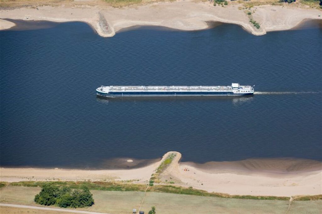 Ein Schiff mit wenig Ladung fährt bei Köln bei niedrigem Wasserstand auf dem Rhein. Ein Schiff mit wenig Ladung fährt bei Köln bei niedrigem Wasserstand auf dem Rhein.