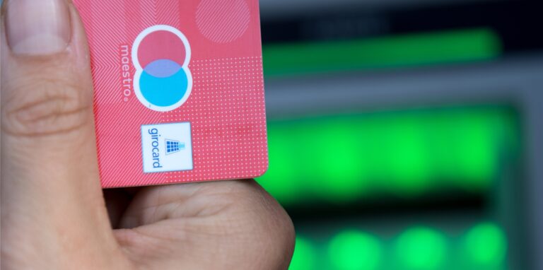 Mit einer gestohlenen EC-Karte hat eine unbekannte Frau einen vierstelligen Geldbetrag an einem Geldautomaten der Sparkasse in Fröndenberg abgehoben.