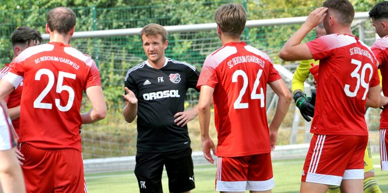 Trainer Fabian Kampmann und die Spieler des SC Berchum/Garenfeld besprechen sich während einer Spielunterbrechung.