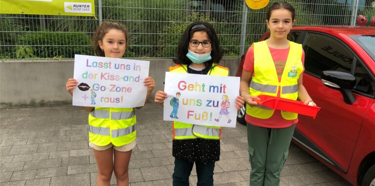 Die Kinder der Klassen 4a und 4b an der Overberg-Grundschule in Lünen möchten, dass Eltern sich rücksichtsvoller verhalten und zu Fuß ihre Kinder zur Schule bringen.