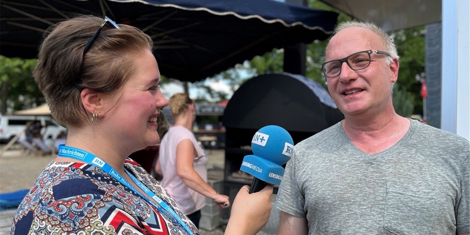 Detlef Krischek (r.) vom Weindepot aus Schwerte stand drei Tage lang am Holzkohleofen, um seinen Kunden Flammkuchen servieren zu können.